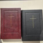 Nahkköites Piibel: Vana ja Uus Testament ning Apokrüüfid